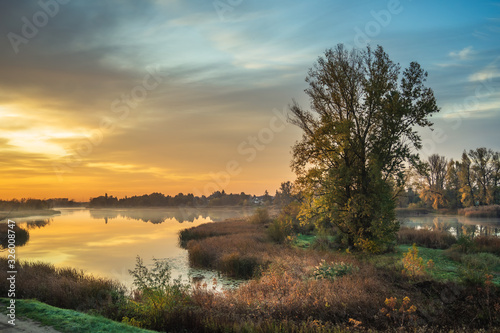 Jesienny wschód słońca nad jeziorem © af-mar