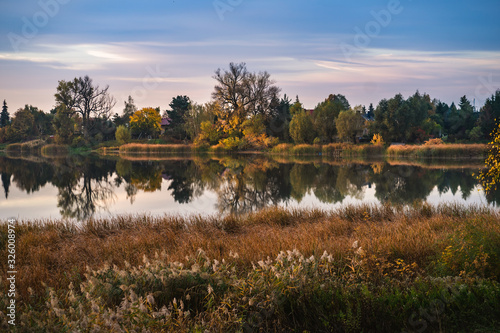 Piękny jesienny poranek nad jeziorem © af-mar