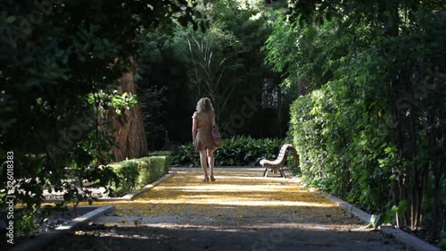Mujer paseando por el Jardín Botánico de Valencia