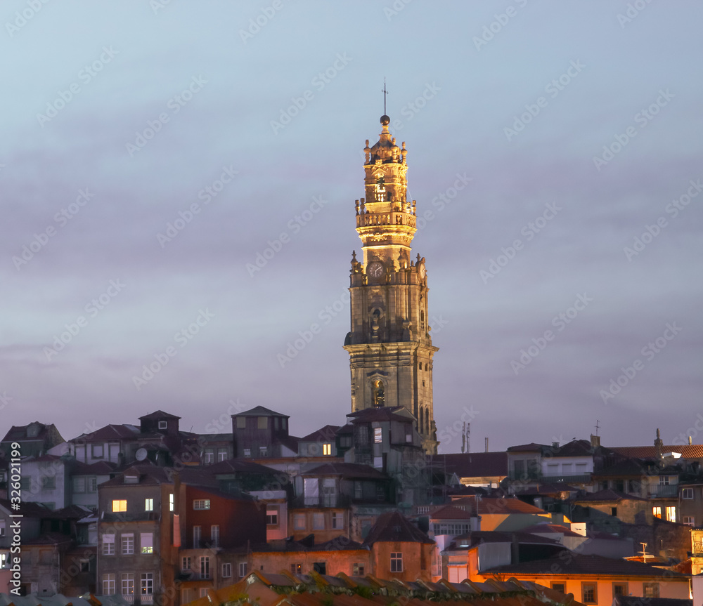 La Torre de los Clérigos al atardecer sobre los tejados de Oporto (Portugal).