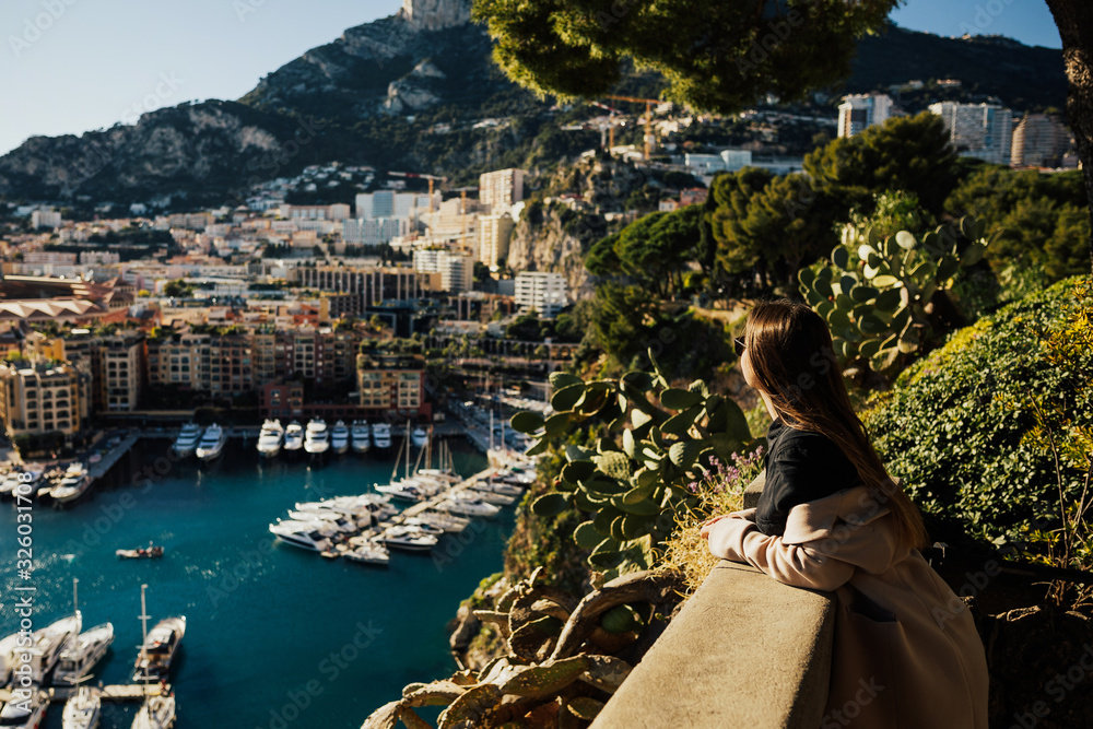 Φωτογραφία Young woman enjoying panoramic view in Monaco near prince's palace of the French Riviera