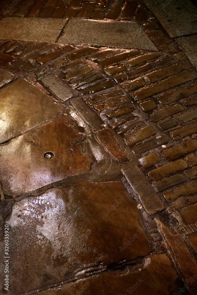 Φωτογραφία YORK, NORTH YORKSHIRE/UK - FEBRUARY 19 : View of a wet pavement in the Shambles