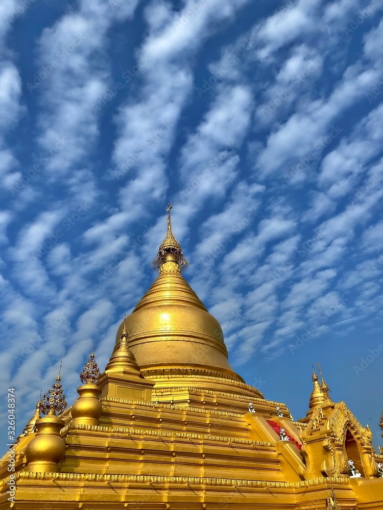 Naklejka premium The pagoda at the center of the Kuthodaw pagoda, the pagoda that store largest Buddha Script in Mandalay, Myanmar