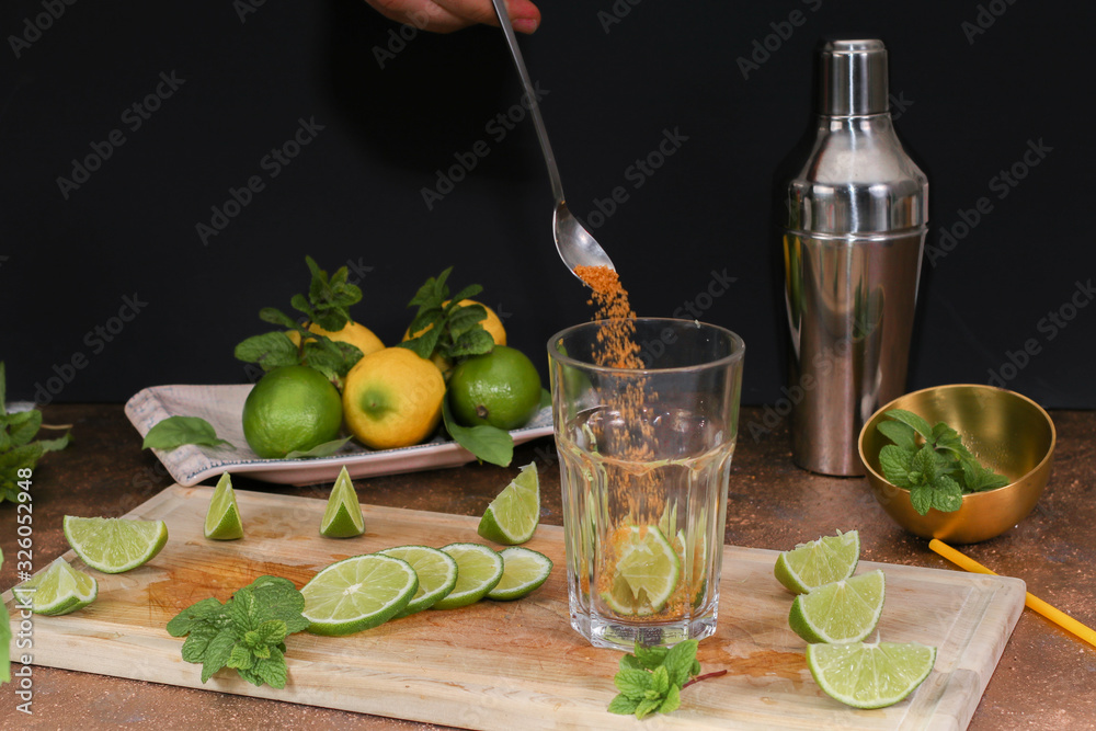 Sequence of preparation of mojito: lime, sugar, ron, ice.