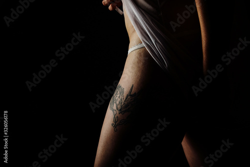 bein und rücken mit tattoo runde frau weiblich nackt tätowiert