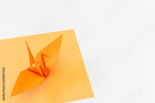 折り紙で作った1体の折り鶴 © poko42