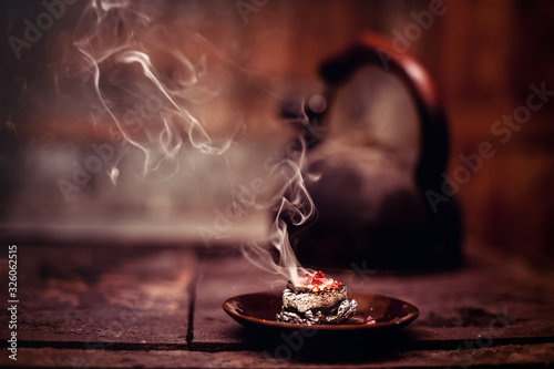 Foto Frankincense burning on a hot coal. Aromatic frankincense.