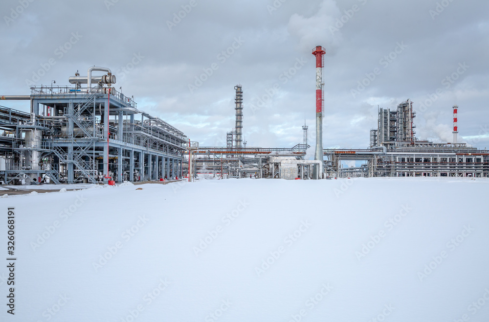 Obraz premium a large, modern petrochemical enterprise in the winter