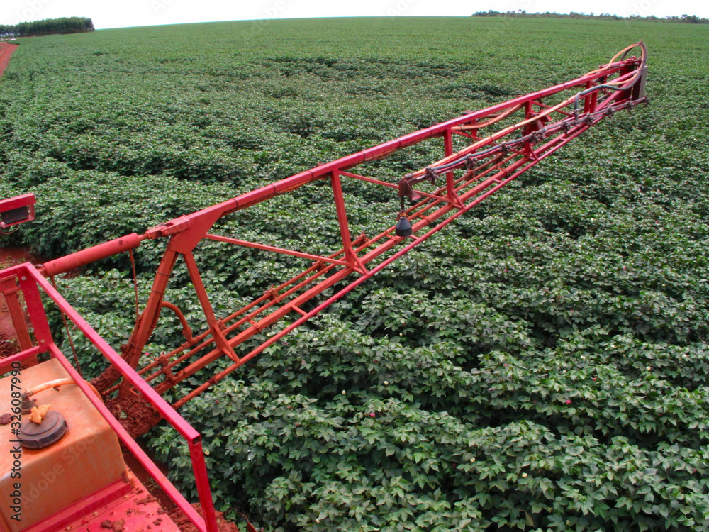 Pulverizador sobre plantação de algodão