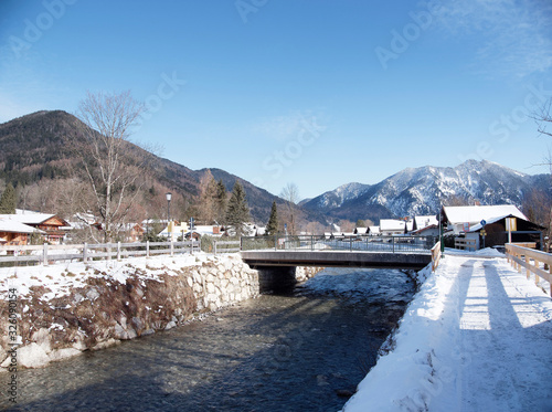 Wallpaper Mural Rottach-Egern. Le cours d'eau du Rottach 'Dammweg'. Vue en amont vers Enterrottach, le massif du Wallberg et Bodenschneid Torontodigital.ca