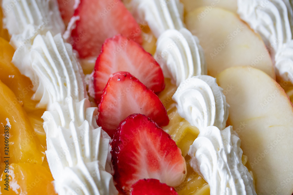 Gateau Anniversaire Fruits Chantilly Gateau Aux Fruits Anniversaire 22 gâteau aux fruits et à la chantilly Stock Photo | Adobe Stock
