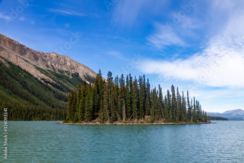 Fototapeta Naklejka Na Ścianę i Meble -  Maligne Lake, Jasper National Park, Alberta, Canada