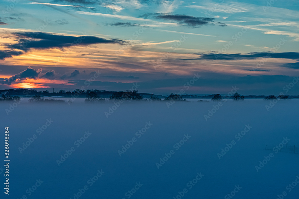 Sonnenuntergang im Nebel in Hangelar Flugplatz