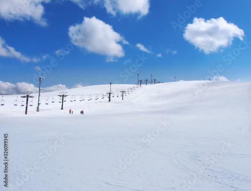 スキー場のゲレンデ_白い雪と青空