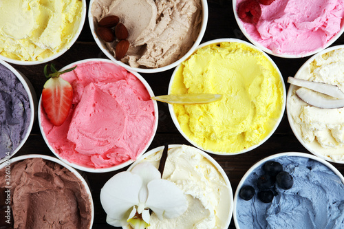 Fotografia Various of ice cream flavor whit fresh blueberry, strawberry, kiwi, lemon, vanilla setup on rustic background