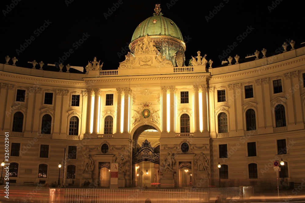 夜のホーフブルグ宮殿