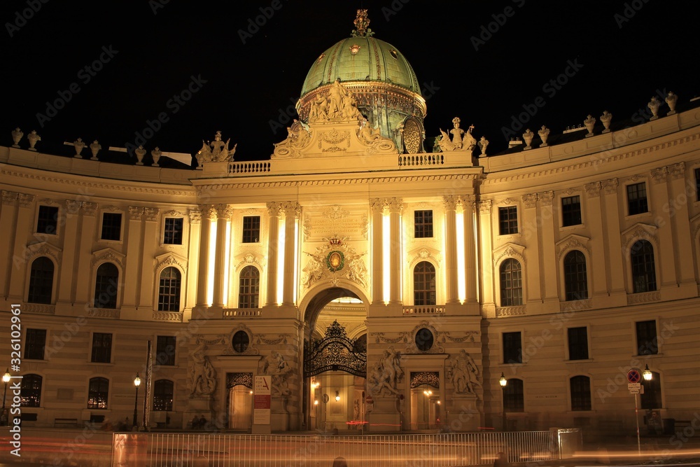 Fototapeta premium Hofburg Palace Illuminated at Night in Vienna, Austria