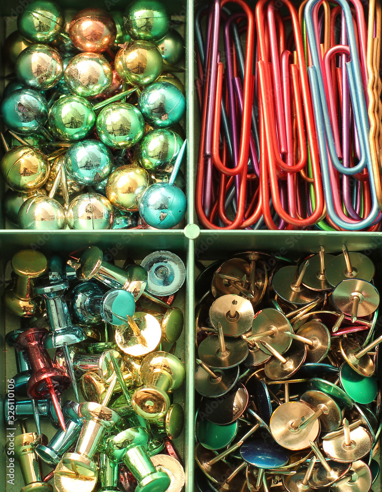 Naklejka premium Stationery set. Paper clips, clothespins, push pins