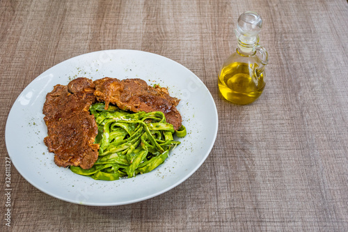 Tallarines verdes con bistec comida peruana