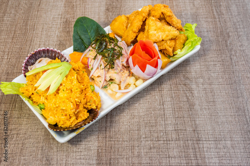 Comida peruana ceviche arroz con mariscos y chicharron de pescado