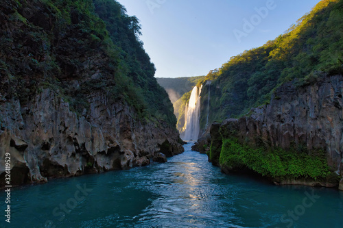 River and amazing crystalline blue water of Tamul waterfall in San Luis Potosí, Mexico © @Nailotl