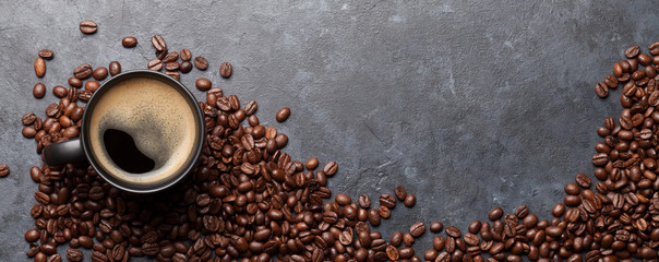 Küchenrückwand glas motiv Kaffee und Kaffeebohnen Kaffeetasse und geröstete Bohnen  © Evgeny Karandaev
