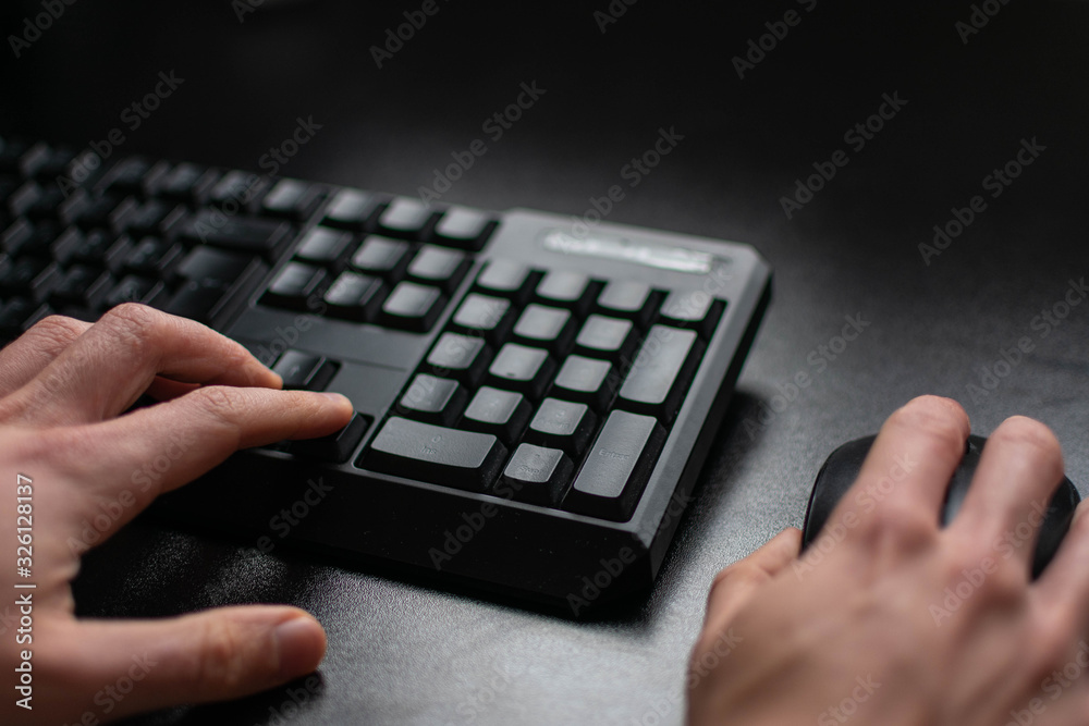 Dos manos utilizando un teclado y un ratón Dos manos utilizando un teclado y un ratón