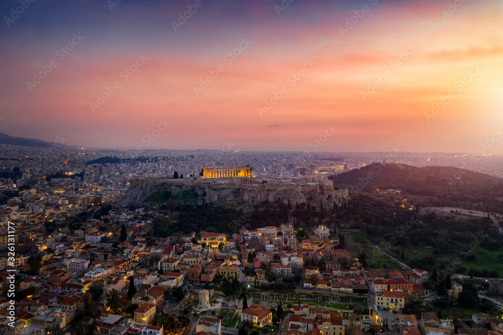 Luft Panorama der Skyline von Athen, Griechenland, mit Acropolis, Altstadt und romantischem Himmel bei Sonnenuntergang