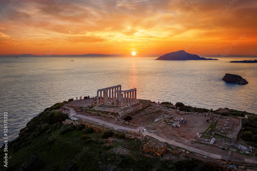 Φωτογραφία Sonnenuntergang hinter dem Tempel des Poseidon, Touristenattraktion bei Sounion,