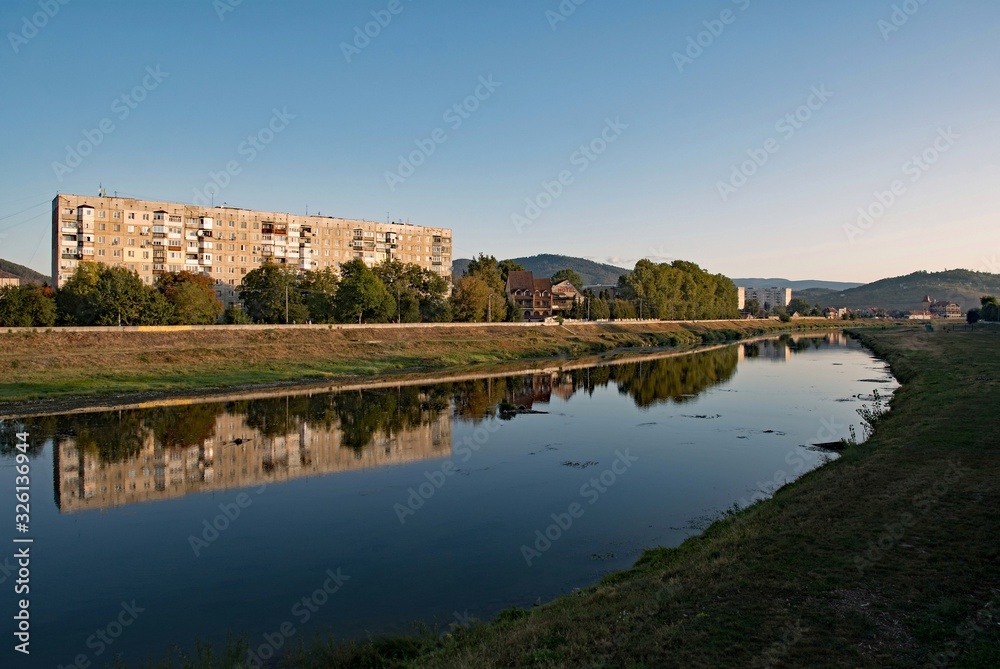 Blick über den Fluss Latorica in Mukachevo in der Ukraine