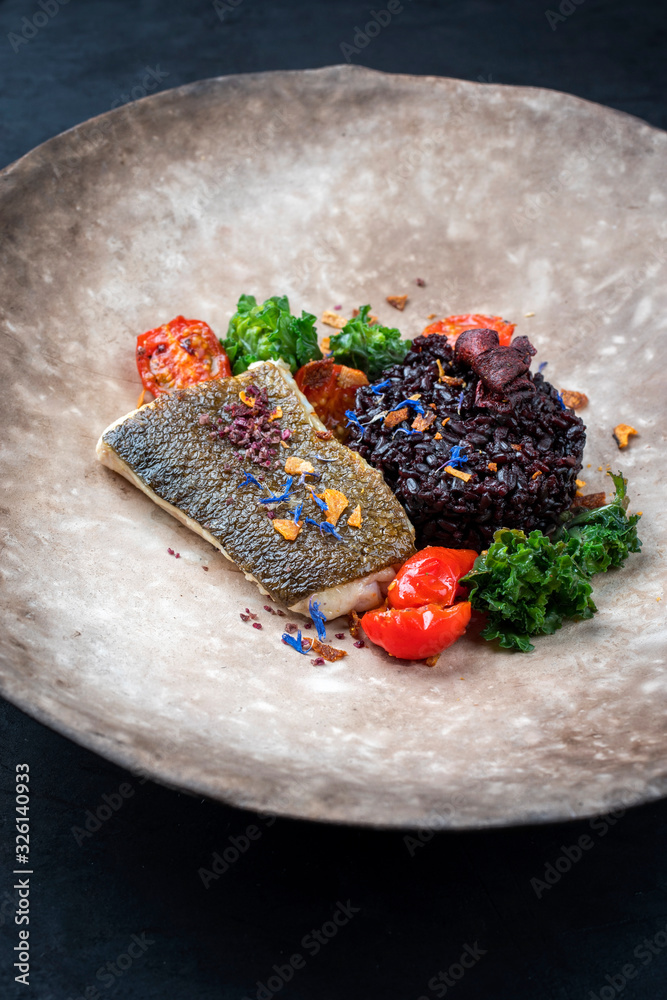 Gebratenes Gourmet Fisch Filet vom Skrei Kabeljau mit Kalette und ...