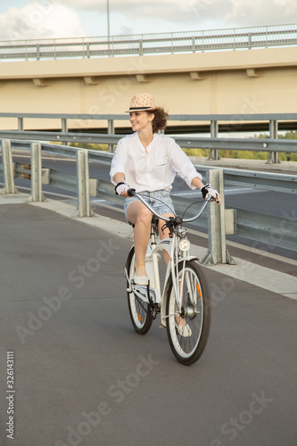 Fototapeta Naklejka Na Ścianę i Meble -  young woman biking