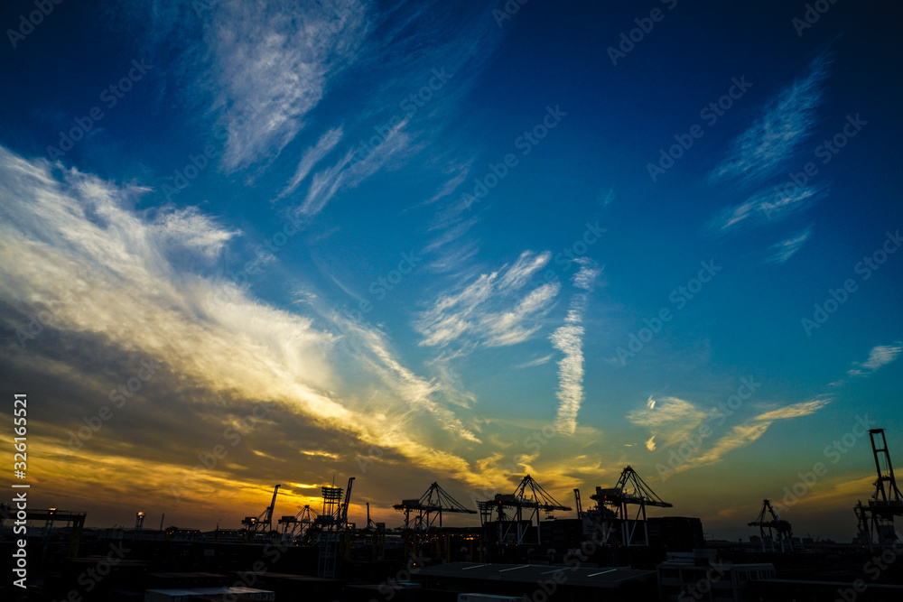 横浜港のクレーン群と夕景