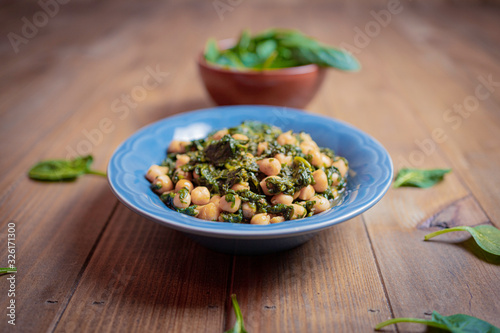saludable plato de garbanzos con espinacas