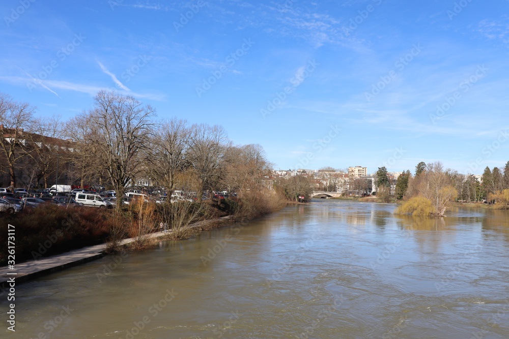 La rivière le Doubs dans la ville de Besançon - Ville de Besançon - département du Doubs - Région Bourgogne Franche Comté - France