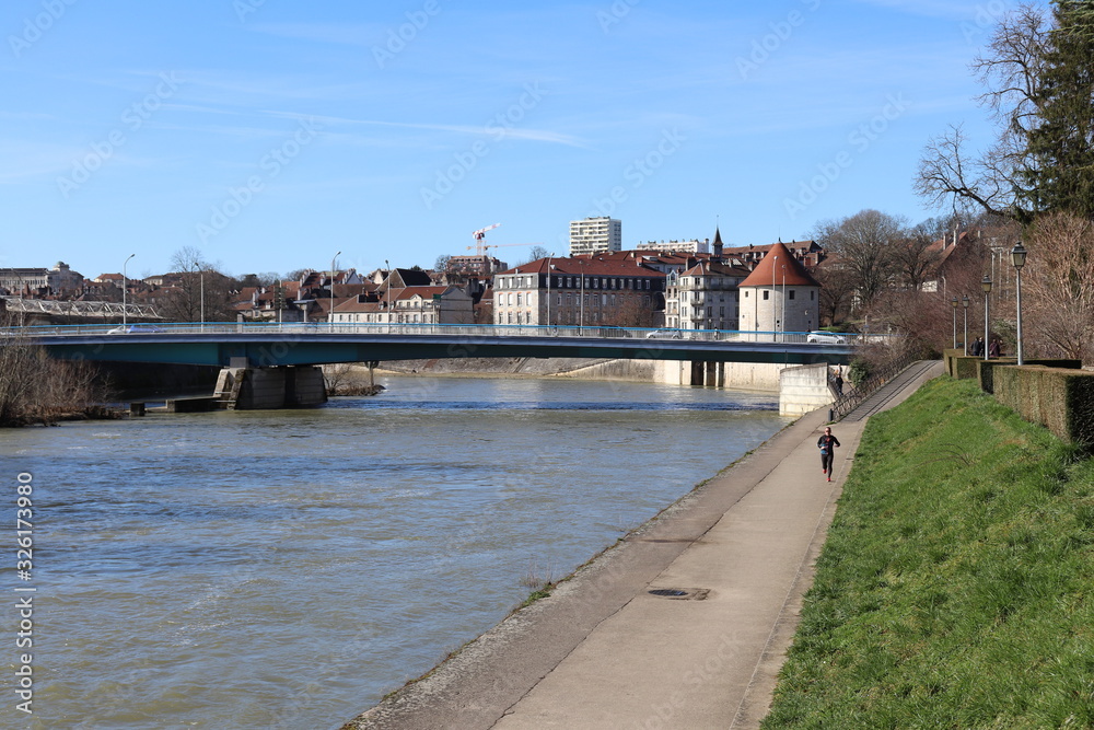 Obraz premium La rivière le Doubs dans la ville de Besançon - Ville de Besançon - département du Doubs - Région Bourgogne Franche Comté - France