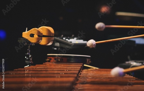 Foto A man playing a marimba on a concert stage