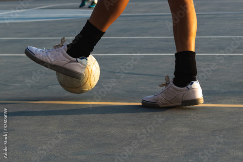 A guy playing football with white shoes