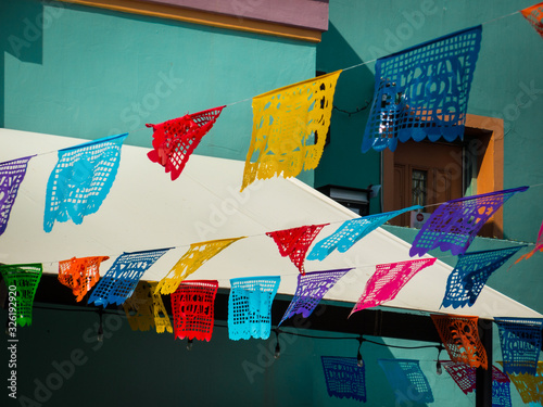 Foto Traditional mexican banners hanging over San Antonio Mercado for October festiva