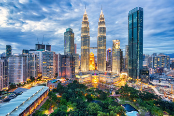 Tableau sur plexiglas Kuala Lumpur Skyline de Kuala Lumpur au crépuscule  © romanslavik.com
