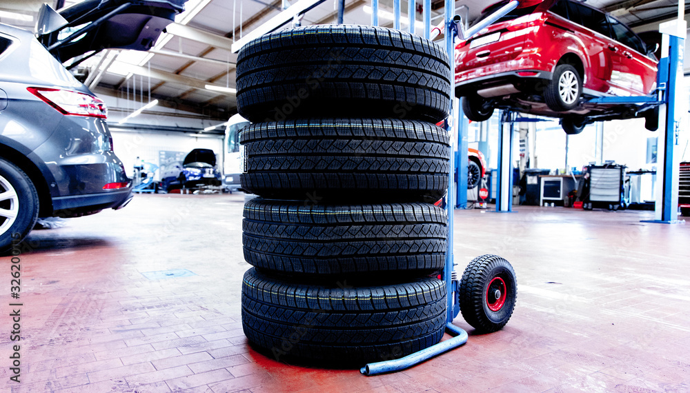 Autowerkstatt, Reifenwechsel StockFoto Adobe Stock