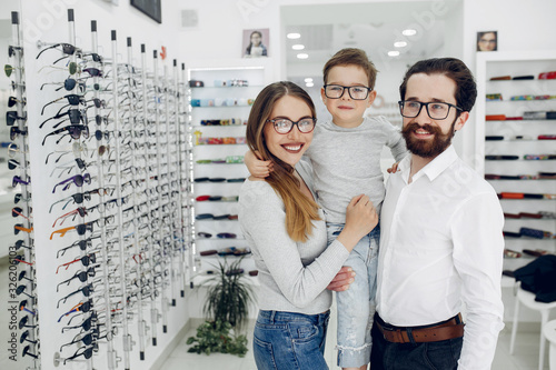 Foto Mother with cute son. Family buy glasses. Father in a white shirt