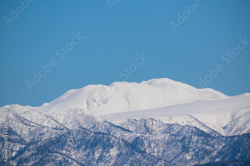 雪山の山頂と青空 十勝岳連峰