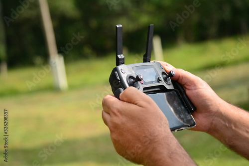 Mãos segurando controle remoto de drone photo