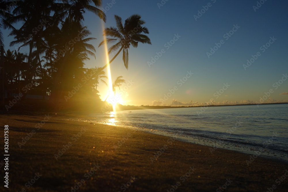 Fototapeta premium Amanecer en Fiji desde el suelo