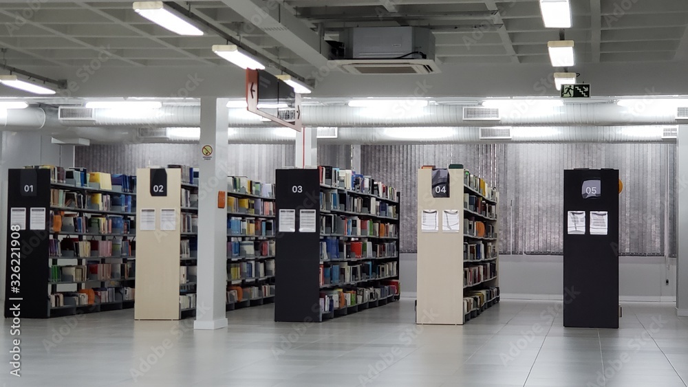 biblioteca com livros universidade