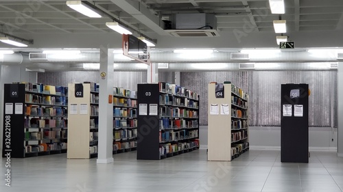 biblioteca com livros universidade photo