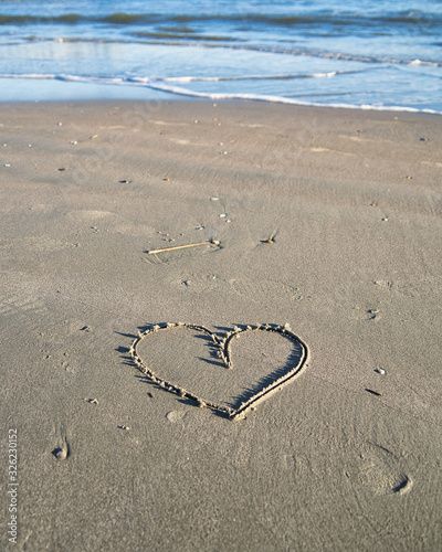 ich liebe dich  Ein Herz in Sand gemalt  am Strand in Florida - w  hrend goldener Stunde  Meer und Wellen im Hintergrund