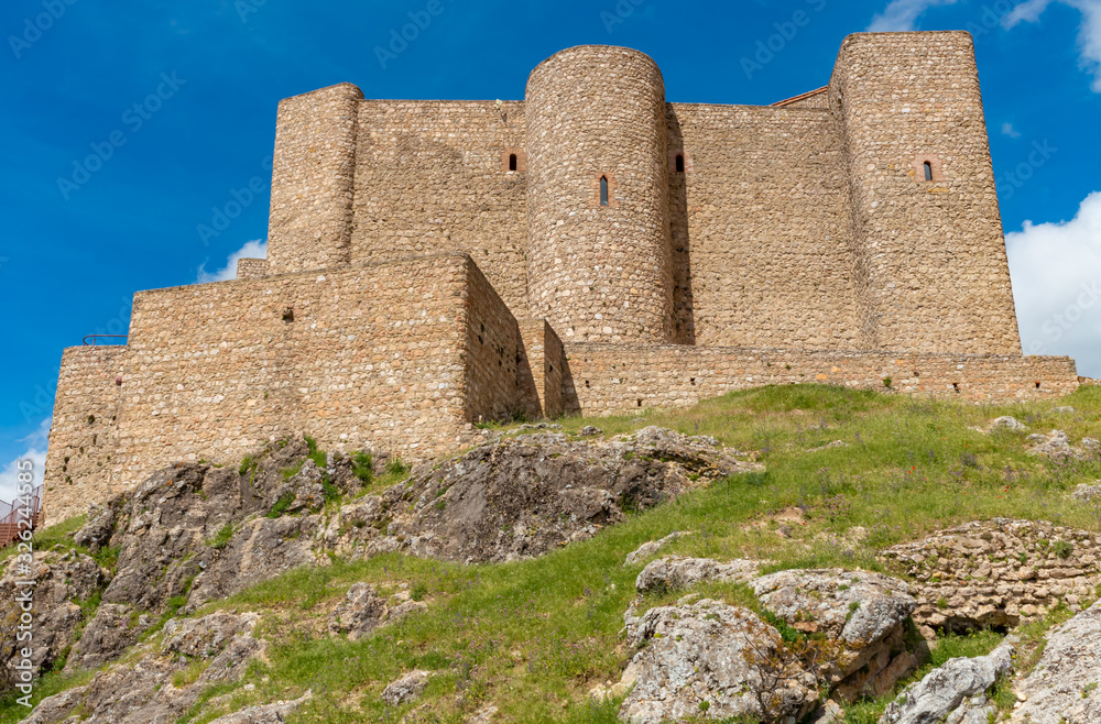 Castillo medieval en una colina. castillo de Segura de la Sierra en Andalucía España