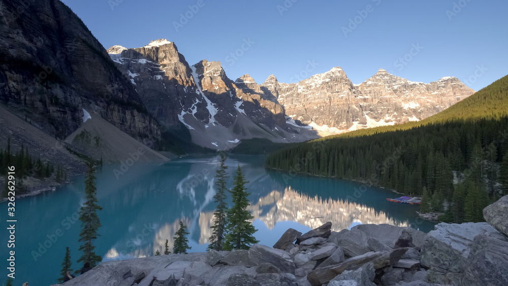 Naklejka premium wide angle view of moraine lake on a clear summer morning in canada